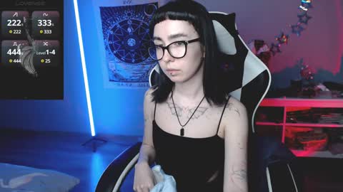 Snapshot of julscinamon chatting on January 13, 7:21 pm Baroness Von Cringe online show from January 13, 7:21 pm