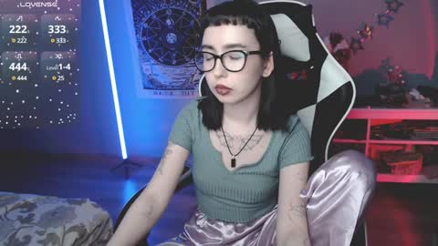 Snapshot of julscinamon chatting on January 10, 7:32 pm Baroness Von Cringe online show from January 10, 7:32 pm