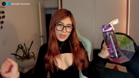 Snapshot of jungleofpandas chatting on December 9, 1:07 am Call me Sussy  online show from December 9, 1:07 am