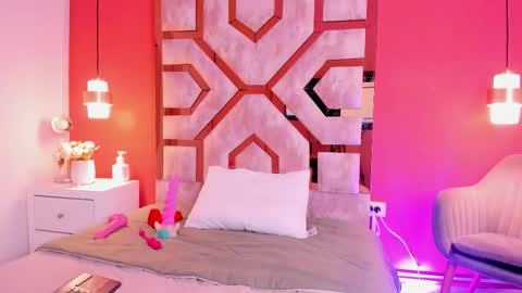 Mia online show from March 8, 8:18 am