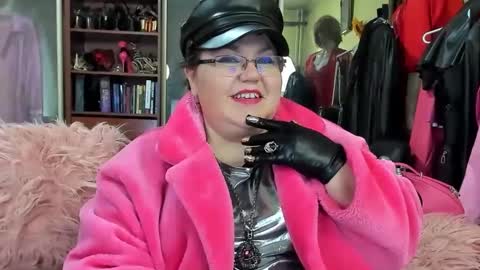 Kary Queen online show from December 4, 5:55 pm