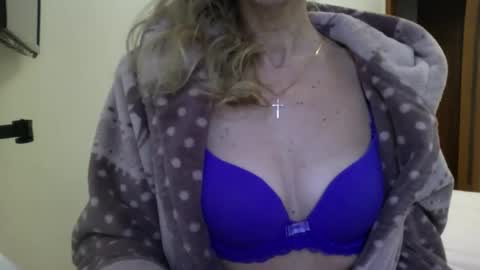 Snapshot of katia888 chatting on February 9, 1:46 pm katia888 online show from February 9, 1:46 pm