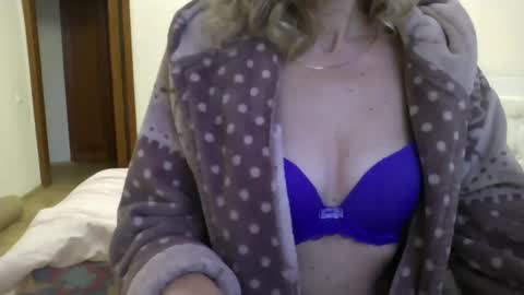 Snapshot of katia888 chatting on February 7, 1:43 pm katia888 online show from February 7, 1:43 pm
