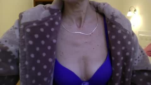 Snapshot of katia888 chatting on February 21, 1:44 pm katia888 online show from February 21, 1:44 pm