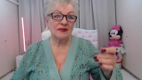 kaylesmoll online show from April 28, 2:27 am
