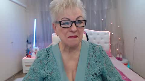 kaylesmoll online show from November 12, 8:07 pm