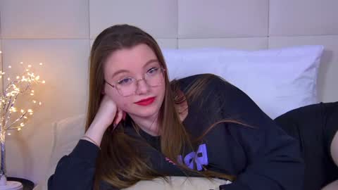 Snapshot of keiraace chatting on February 6, 4:42 am Keira online show from February 6, 4:42 am