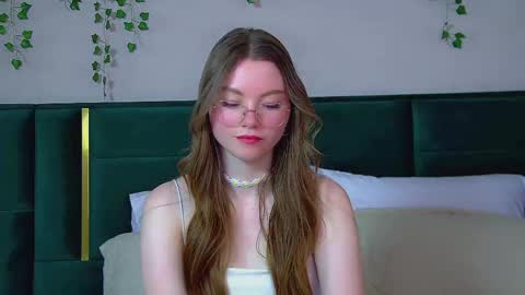 Snapshot of keiraace chatting on February 26, 6:30 am Keira online show from February 26, 6:30 am