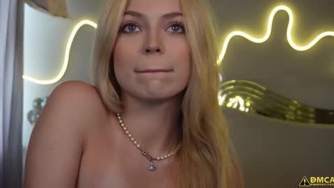 kelly_peachpiee online show from September 27, 5:25 am