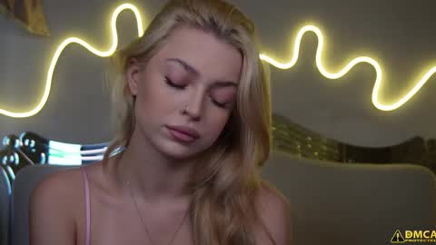 kelly_peachpiee online show from October 6, 5:13 am