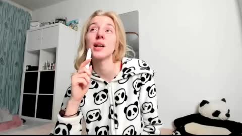 Snapshot of kenziedawton chatting on March 2, 7:32 am Kenzie online show from March 2, 7:32 am