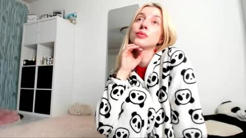 Snapshot of kenziedawton chatting on February 22, 5:34 am Kenzie online show from February 22, 5:34 am