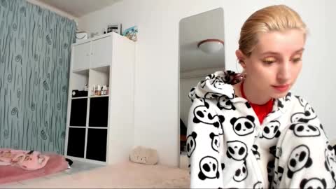 Snapshot of kenziedawton chatting on February 6, 5:03 am Kenzie online show from February 6, 5:03 am