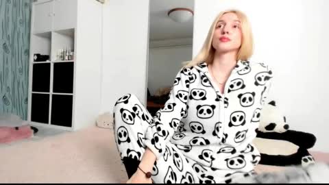 Snapshot of kenziedawton chatting on March 12, 8:08 am Kenzie online show from March 12, 8:08 am