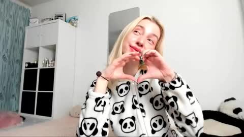Snapshot of kenziedawton chatting on February 19, 5:49 am Kenzie online show from February 19, 5:49 am
