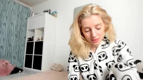 Kenzie online show from November 2, 4:38 am