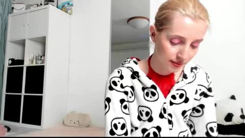 Snapshot of kenziedawton chatting on March 8, 6:52 am Kenzie online show from March 8, 6:52 am