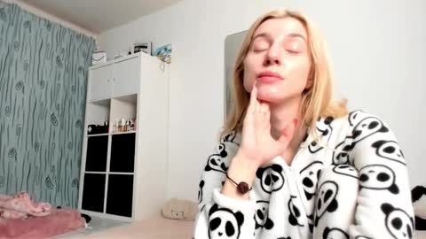 Snapshot of kenziedawton chatting on January 10, 5:15 am Kenzie online show from January 10, 5:15 am