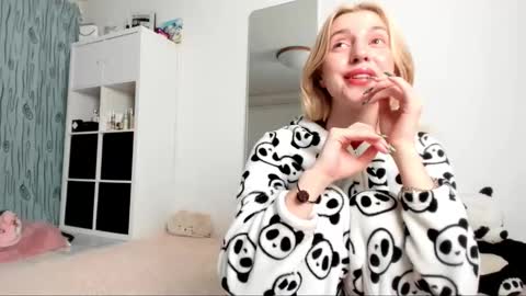Snapshot of kenziedawton chatting on February 9, 5:08 am Kenzie online show from February 9, 5:08 am
