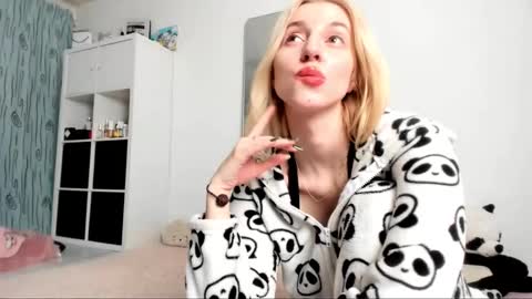 Snapshot of kenziedawton chatting on January 31, 5:30 am Kenzie online show from January 31, 5:30 am