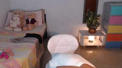 Snapshot of kesha_brooks chatting on December 7, 3:52 pm Mia  online show from December 7, 3:52 pm