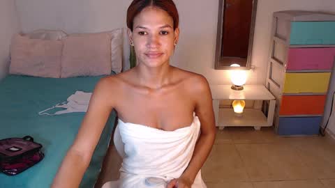 Snapshot of kesha_brooks chatting on December 21, 5:18 pm Mia  online show from December 21, 5:18 pm