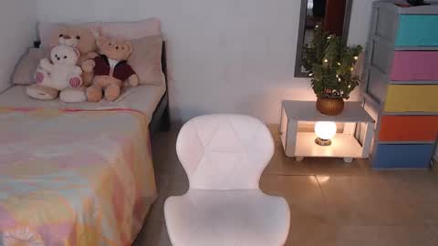 Snapshot of kesha_brooks chatting on December 6, 8:28 pm Mia  online show from December 6, 8:28 pm