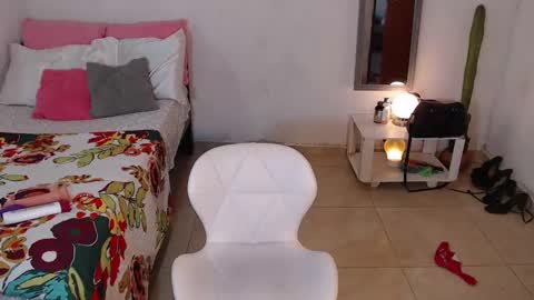 Snapshot of kesha_brooks chatting on February 6, 6:46 pm Mia  online show from February 6, 6:46 pm