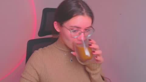 Snapshot of ketrin_pirsss chatting on December 12, 12:44 pm Ketrin online show from December 12, 12:44 pm