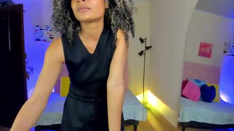 Snapshot of keyla_roberts_ chatting on December 21, 6:52 am Adhara. Help me reach 100 likes online show from December 21, 6:52 am