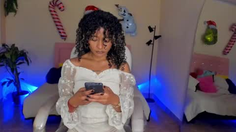 Snapshot of keyla_roberts_ chatting on December 29, 4:19 pm Adhara. Help me reach 100 likes online show from December 29, 4:19 pm