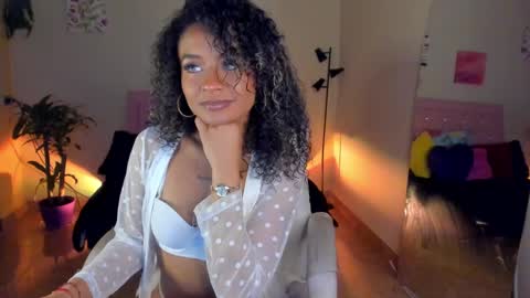 Snapshot of keyla_roberts_ chatting on January 5, 1:36 pm Adhara. Help me reach 100 likes online show from January 5, 1:36 pm