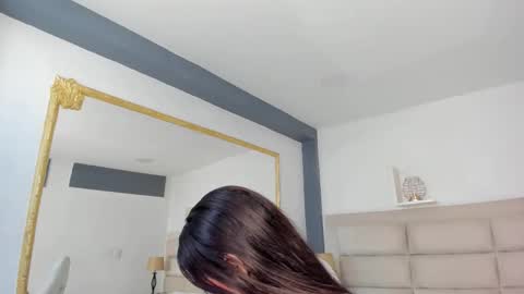 Khloe online show from December 20, 2:32 pm