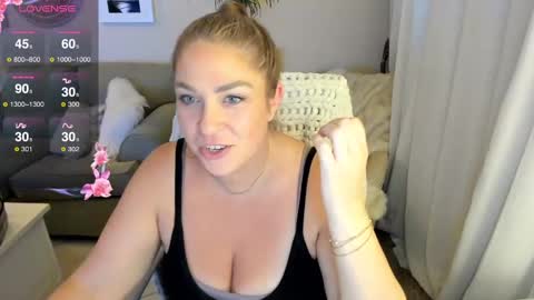 Snapshot of kierareines chatting on September 24, 2:54 am Kiera Reines online show from September 24, 2:54 am