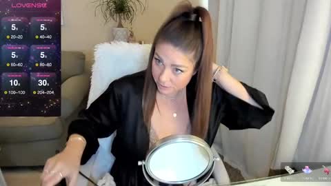 Snapshot of kierareines chatting on December 8, 8:04 pm Kiera Reines online show from December 8, 8:04 pm