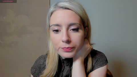 Wolfs Girl online show from November 9, 9:00 pm