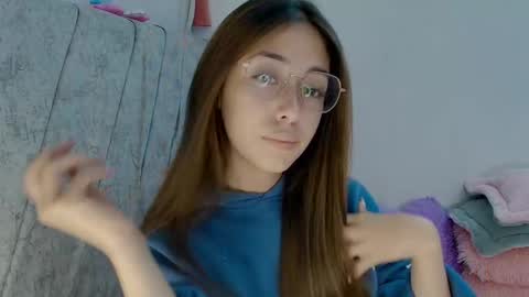 Snapshot of kimmy_veggaa chatting on October 19, 5:09 am kimm online show from October 19, 5:09 am