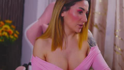 KimSkye online show from February 13, 3:03 pm