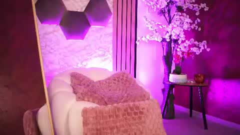 kira krush online show from August 7, 5:03 am