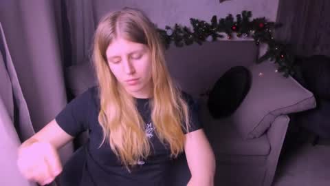 Snapshot of kirraa_ chatting on December 12, 10:31 pm Kira online show from December 12, 10:31 pm