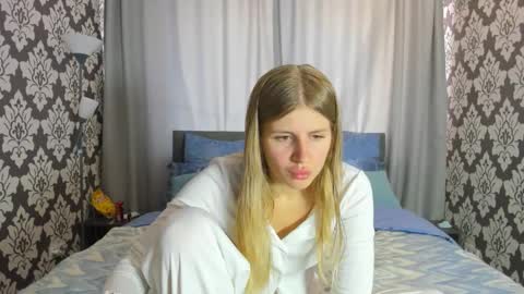 Snapshot of kirraa_ chatting on September 28, 12:54 pm Kira online show from September 28, 12:54 pm