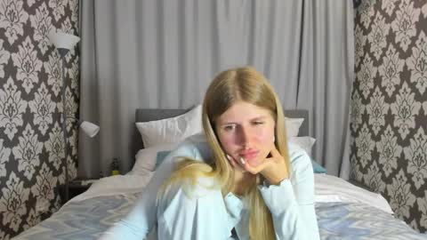 Snapshot of kirraa_ chatting on October 1, 6:02 pm Kira online show from October 1, 6:02 pm