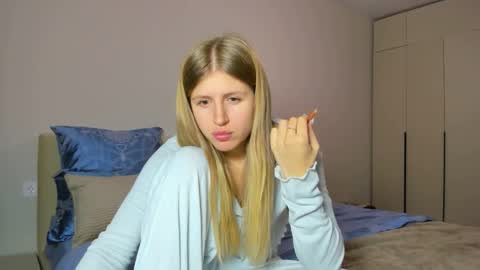 Snapshot of kirraa_ chatting on October 24, 5:53 pm Kira online show from October 24, 5:53 pm