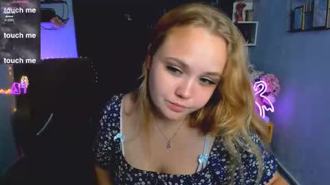Snapshot of kitniss_dreamy chatting on September 17, 12:41 am kitniss online show from September 17, 12:41 am