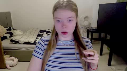 Jennyblonde and Emmabrunette online show from December 25, 11:43 am