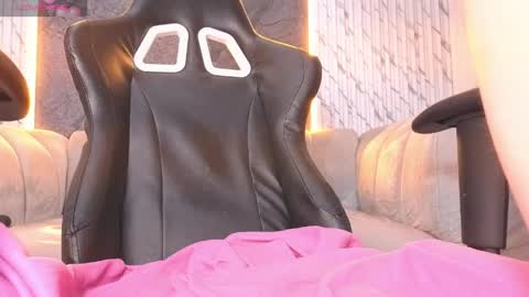 kitty_fox_b online show from April 29, 5:30 pm