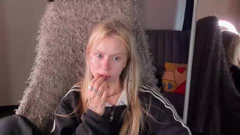 kris_grant online show from September 17, 10:46 am