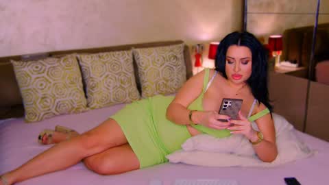 Snapshot of kristal_madness chatting on December 18, 8:25 pm kristal_madness online show from December 18, 8:25 pm