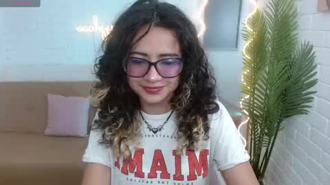Snapshot of kristen_tay chatting on January 10, 11:43 am kristen_tay online show from January 10, 11:43 am