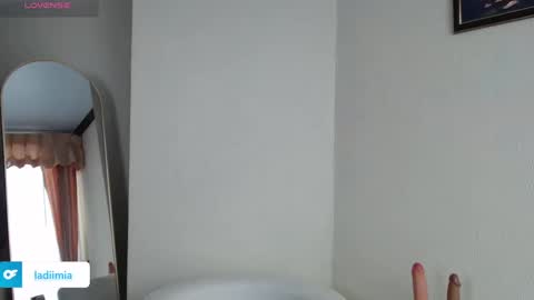 Snapshot of ladii_mia chatting on December 27, 3:09 am Mia online show from December 27, 3:09 am